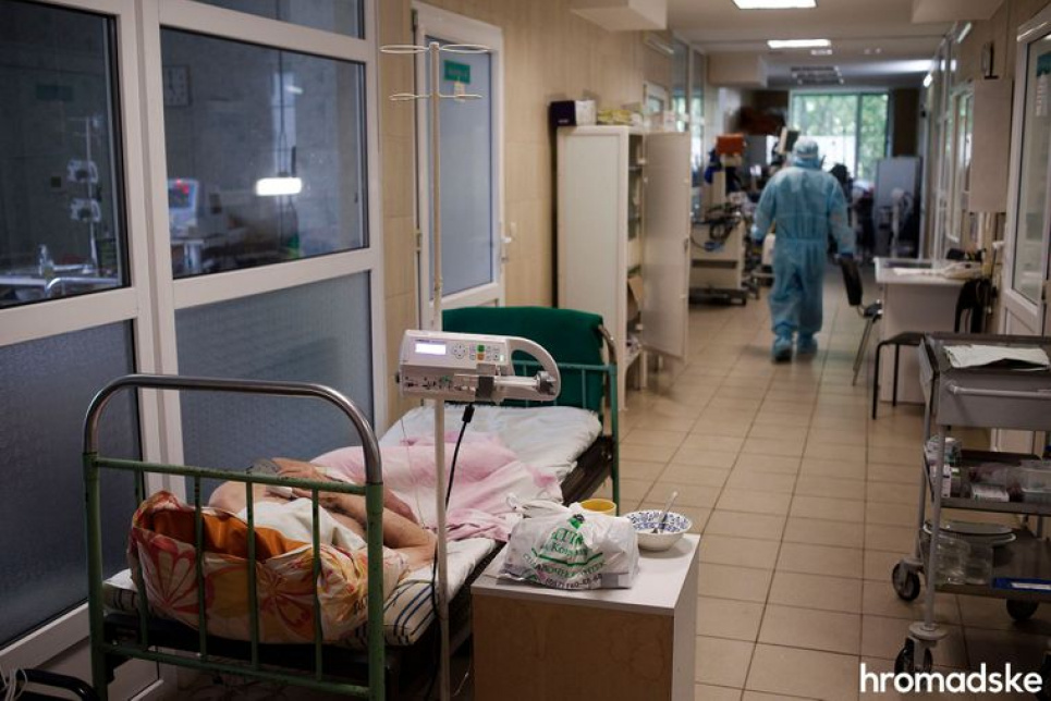 Фото «Громадське». Люди лежать у коридорах і їдальнях лікарень
