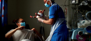 Фото REUTERS - У Франції жінка вперше народила малюка після трансплантації матки