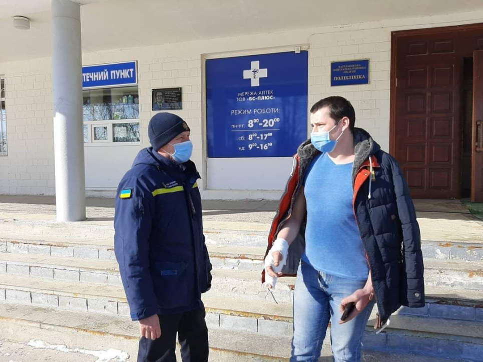 Мужчина вынес из горящего дома ребенка и разбудил спавших жильцов В Киевской области сосед спас мать с двумя детьми