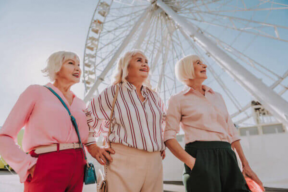 Две женщины замаскировались под бабушек ради бесплатной вакцинации от COVID (видео) Две женщины замаскировались под бабушек ради бесплатной вакцинации