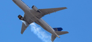 Фото Reuters - В пасажирського літака загорівся двигун