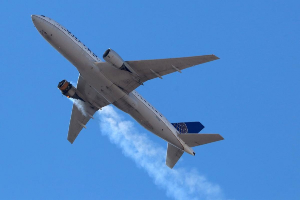 Фото Reuters - У пассажирского самолета загорелся двигатель