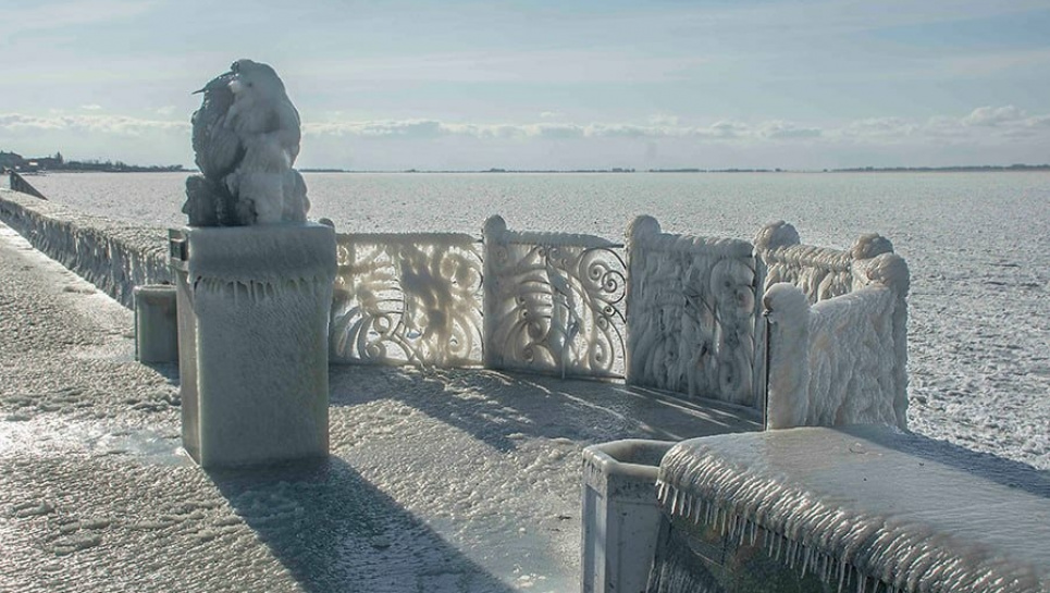 Азовское море продолжает поражать украинцев своей зимней красотой 