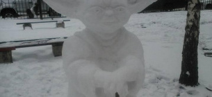 Скульптури відомих кіноперсонажів створили зі снігу в одному з київських дворів.
