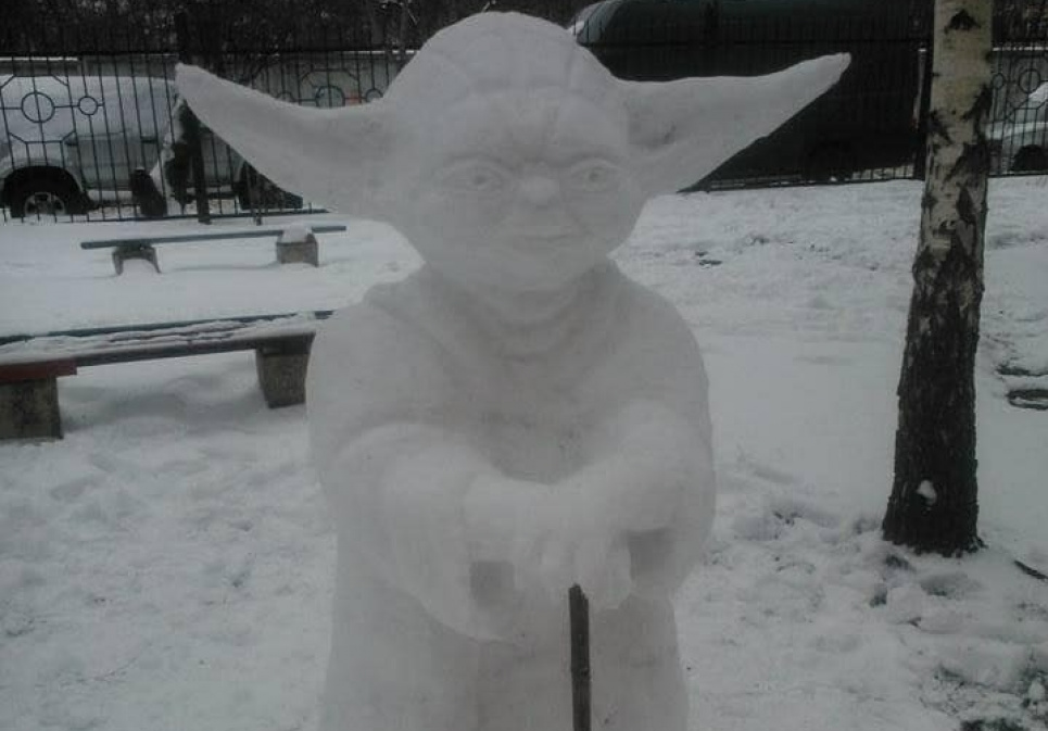 У Голосієво влаштували міні-фестиваль незвичайних сніговиків: Шрек, Йода, Дінь-Дінь (фото)  Скульптури відомих кіноперсонажів створили зі снігу в одному з київських дворів.