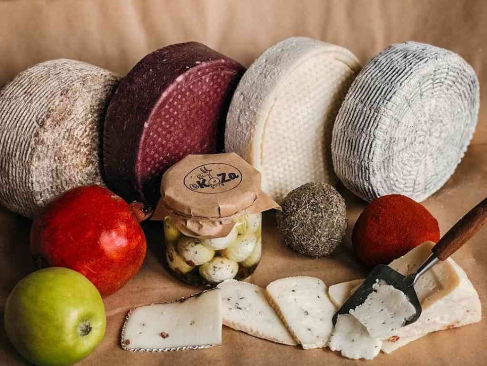 Українські виробники створюють справді унікальний сир, який здивує вас своїм смаком.