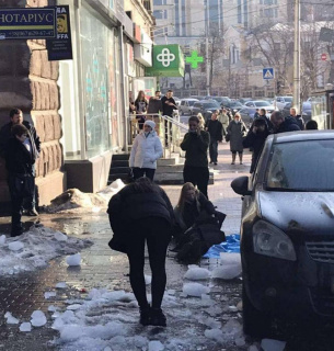 Жертви бурулькопаду — у Києві жінка потрапила у лікарню, а у Львові постраждала подає позов до суду (відео) Величезна брила льоду впала на голову дівчині