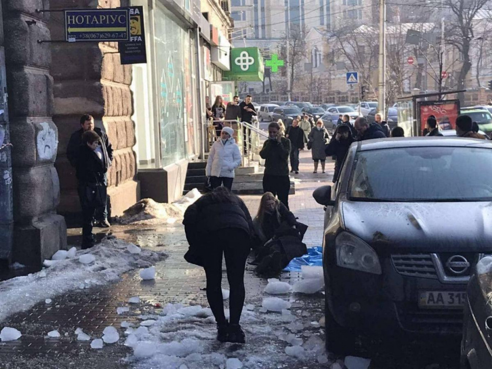 Жертви бурулькопаду — у Києві хлопець потрапив у лікарню, а у Львові постраждала подає позов до суду (відео) Величезна брила льоду впала на голову хлопцю