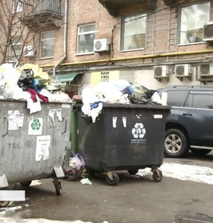 Кому вивіз сміття обходиться у Києві найдорожче Стало відомо, кому за вивіз сміття в українській столиці доводиться платити найбільше