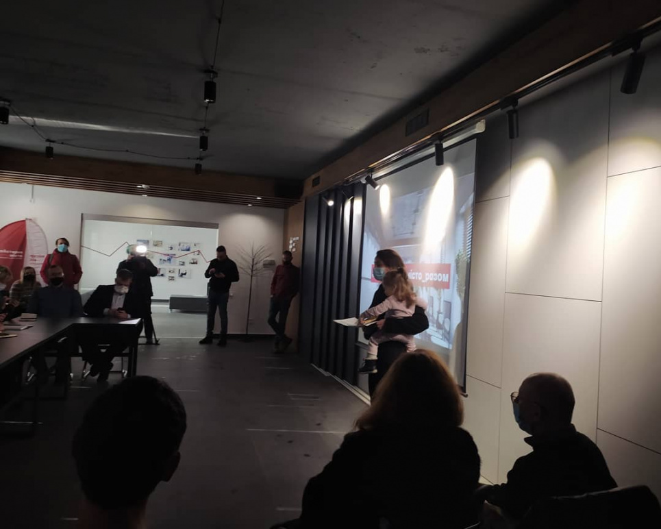 Міського депутата зацькували за те, що вона офіційний захід проводила з дочкою на руках (фото) Міського депутата зацькували за те, що вона офіційний захід проводила з дочкою на руках