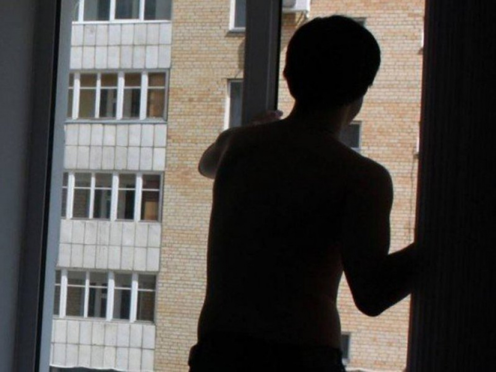 У Чернігові 13-річний хлопчик вистрибнув з 8-го поверху 13-річний хлопчик вистрибнув з 8-го поверху