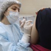 Прививки вакциной AstraZeneca получат не только медики, но и спортсмены, и религиозные деятели 
