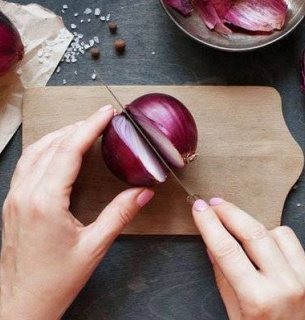 сім вагомих причин, щоб почати їсти фіолетову цибулю і поліпшити своє здоров’я.