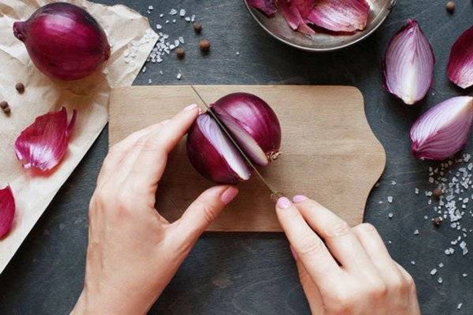 сім вагомих причин, щоб почати їсти фіолетову цибулю і поліпшити своє здоров’я.