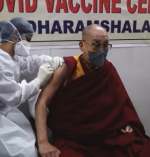 Далай-лама зробив щеплення індійською вакциною (відео) Далай-лама зробив щеплення індійською вакциною