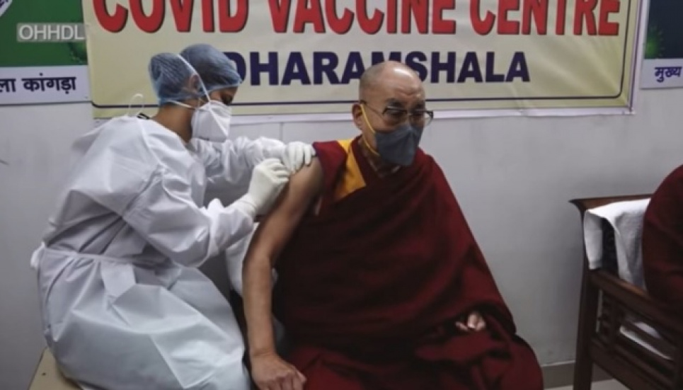 Далай-лама зробив щеплення індійською вакциною 