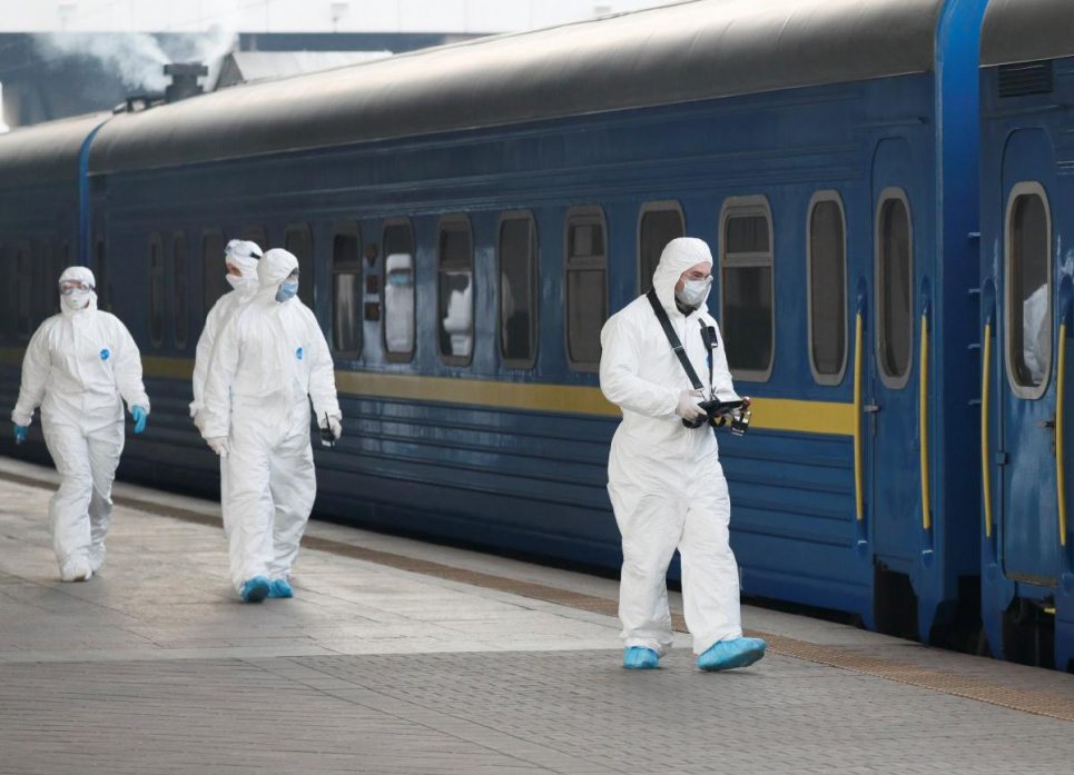 "Укрзалізниця" вивезе спецпотягами останніх пасажирів з "червоних" Закарпаття, Буковини та Франківщини Фото REUTERS - "Укрзалізниця" вивезе спецпотягами останніх пасажирів з "червоних" Закарпаття, Буковини та Франківщини
