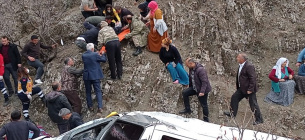 В Турции школьный автобус скатился в пропасть Фото: Укинформ
