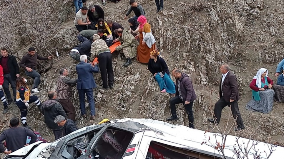 В Турции школьный автобус скатился в пропасть: погибли двое школьников, есть тяжелораненые (фото) В Турции школьный автобус скатился в пропасть Фото: Укинформ