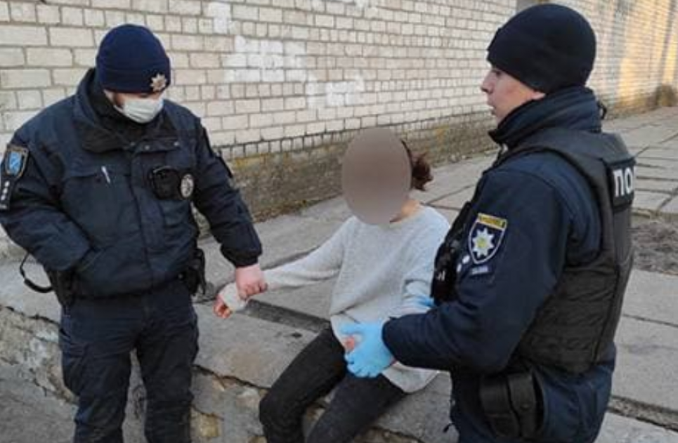 У Дніпрі 12-річна дівчинка перерізала собі вени на вулиці (фото 18+) Фото «Днепр опаративный». 12-річна дівчинка перерізала собі вени на очах у перехожих
