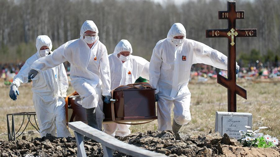 Дикунство ховати померлих від ковіду у мішках