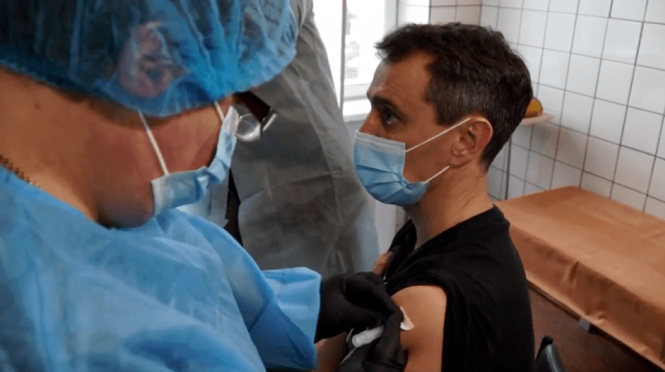 Головний санлікар країни захворів на COVID після вакцинації індійською вакциною Головний санлікар країни захворів на COVID після вакцинації
