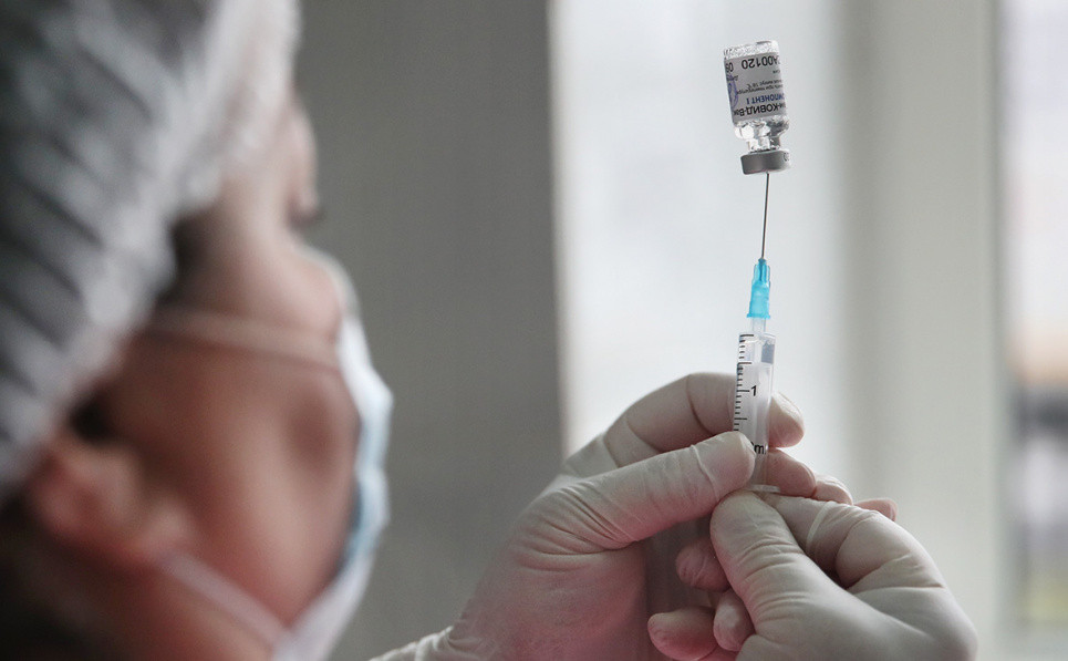 Первый украинец завершил курс вакцинации от ковида 