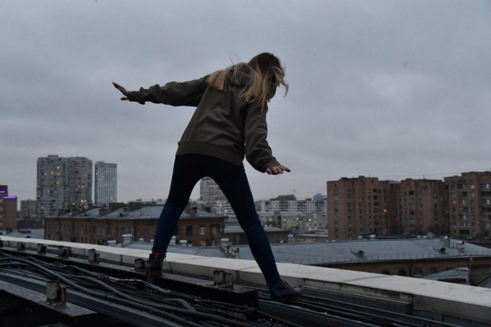 Девушка сделала последний шаг с крыши 35-этажного дома