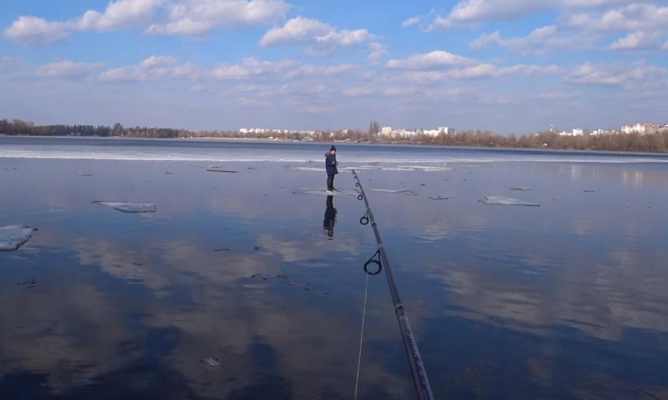 Як у Києві рибалка врятував хлопчика, якого на крижині унесло течією річки (відео) Рибалка врятував хлопчика, якого на крижині унесло течією річки