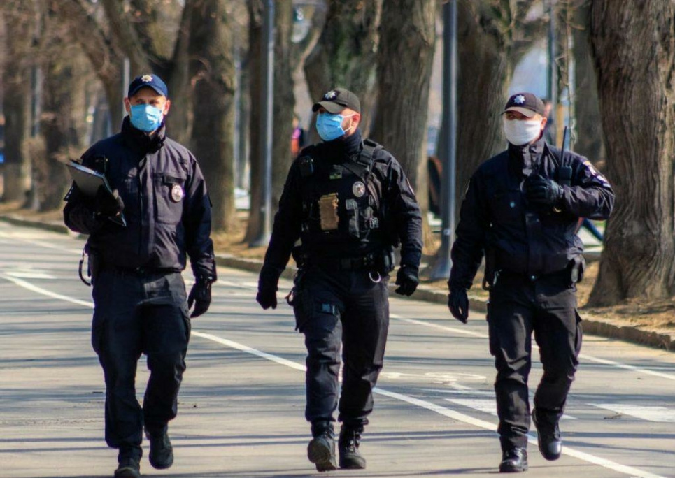 На Закарпатті хворих порушників карантину поліція ловить по домівках Хворих на COVID порушників карантину поліція ловить по домівках