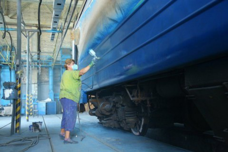 Без респіраторів: показали жахливі умови роботи залізничників у Харківському депо В "Укрзалізниці" назріває скандал через нелюдські умови праці робітників у малярному цеху