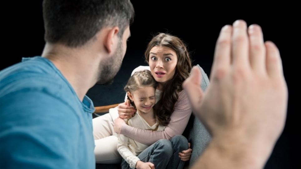 Батька-викрадача власних дітей хочуть покарати публічно через знущання з дружини
