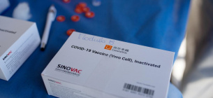 В Украину до конца дня доставят первые 215 тыс. доз китайской вакцины