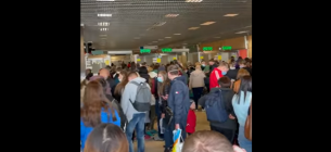 Сотні українських туристів не можуть покинути аеропорт через нові правила в'їзду до країни
