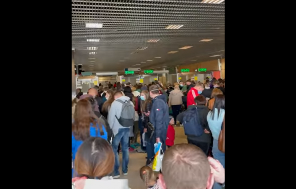 Сотні українських туристів не можуть покинути аеропорт через нові правила в'їзду до країни