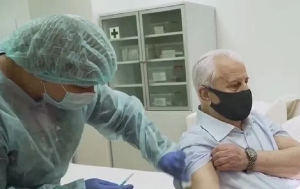 У столиці щеплення від COVID робитимуть людям похилого віку, Леонід Кравчук уже вакцинувався. Фото: скріншот