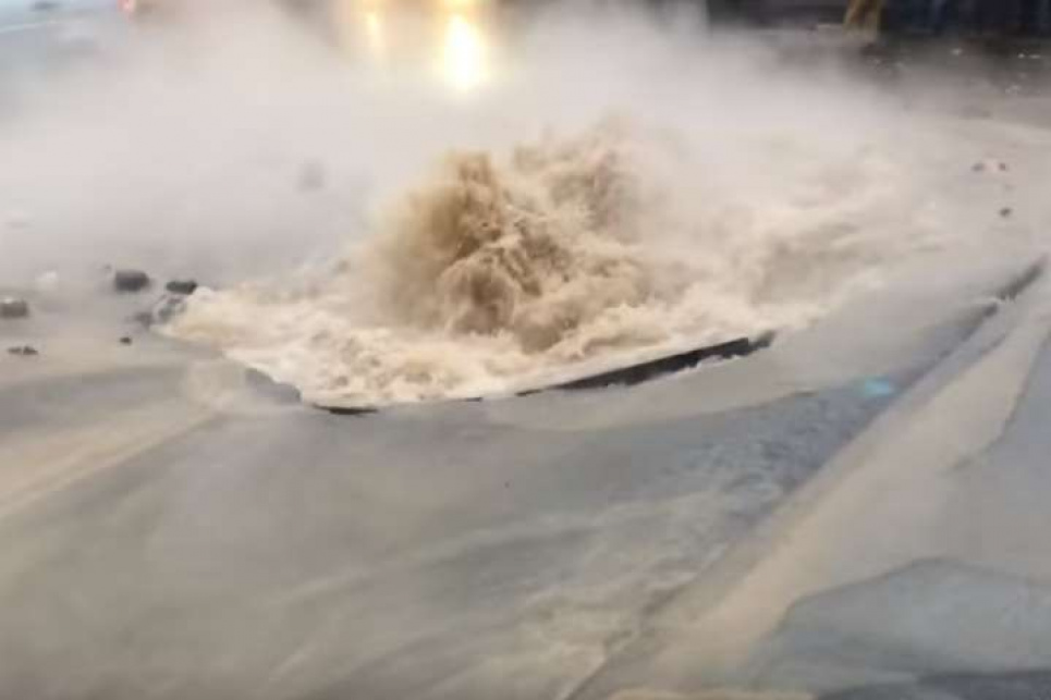 У центрі столиці сталася аварія, дорогу залило гарячою водою (відео) Бульвар Дружби народів оповило парою та окропом. Фото ілюстративне