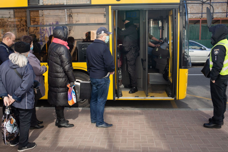 У Києві дозволили перевозити у громадському транспорті стоячих пасажирів