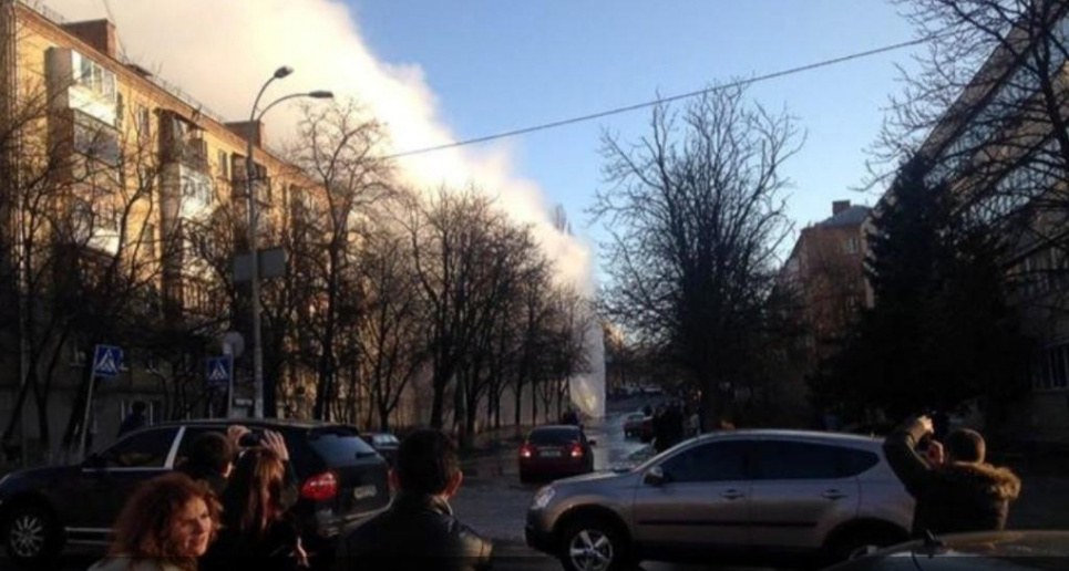 У Києві у дворі багатоповерхівки з-під землі забив 15-метровий гейзер (відео) У дворі багатоповерхівки з під землі забив 15-метровий гейзер