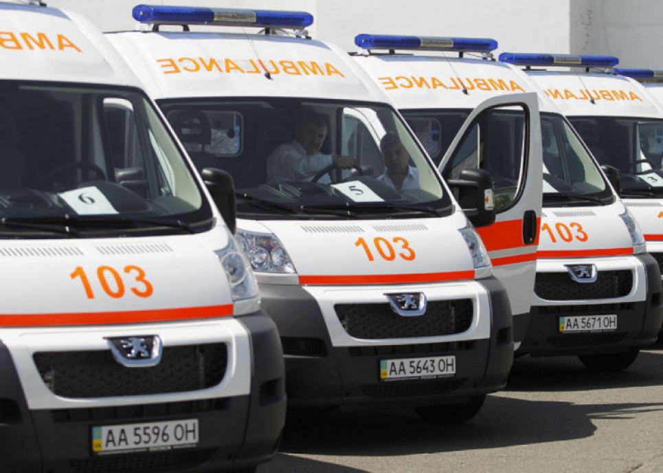 У Києві кілька десятків швидких годинами чекають під лікарнею, щоб госпіталізувати хворих на COVID (відео) У Києві кілька десятків швидких годинами чекають під лікарнею