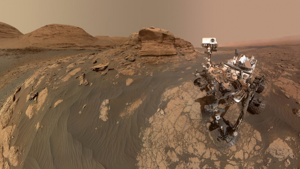 Новини з Марсу: марсоходу вдалося зробити селфі на тлі гори