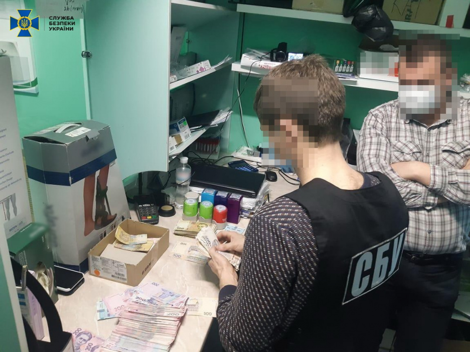 У Запоріжжі СБУ затримала медиків, які вимагали гроші з інвалідів за операції, які оплачує Нацслужба здоров'я (відео) У Запоріжжі СБУ затримала медиків, які вимагали гроші з інвалідів за операції