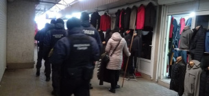 Роботу людей на непродовольчому базарі блокує поліція та Нацгвардія