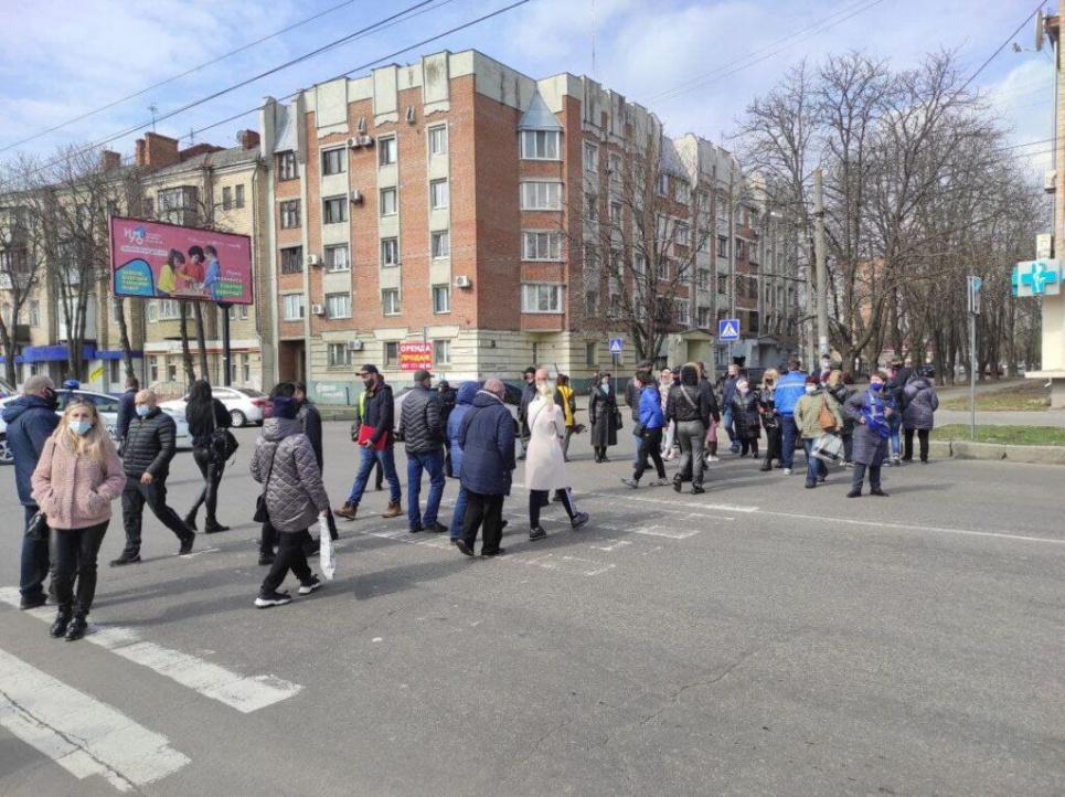 В Полтаве протестующие перекрыли главные дороги города (фото) Фото «Зміст». Протестующие перекрыли главные дороги города