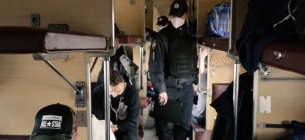 Українські залізничники разом з поліцейськими ловлять "безмасочників" в електричках та у потягах