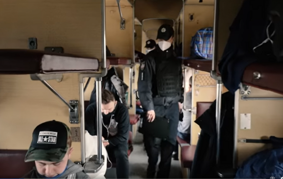 Українські залізничники разом з поліцейськими ловлять "безмасочників" в електричках та у потягах