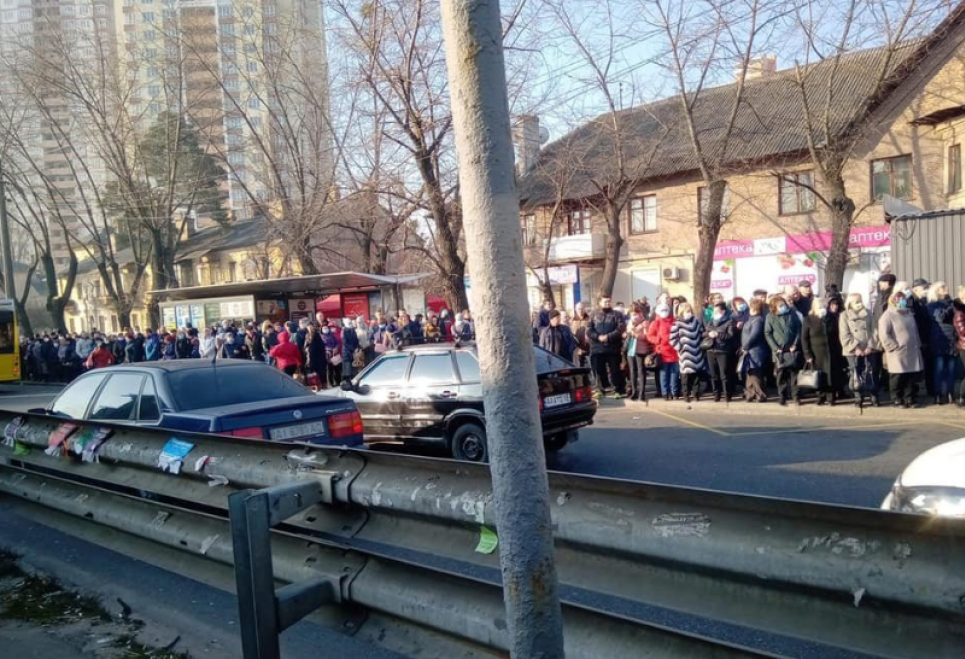 У столиці триває «транспортний локдаун»: відсутність перепусток, затори, звільнення водіїв маршруток (відео) У столиці триває «транспортний локдаун»