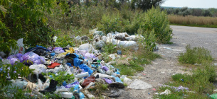 Околиці Одеси містяни перетворили на смітник. Фото ілюстративне
