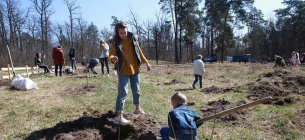 Українці по всьому висаджували дерева до акції «1 мільйон дерев за 1 добу у 100 країнах світу». Фото: Укрінформ