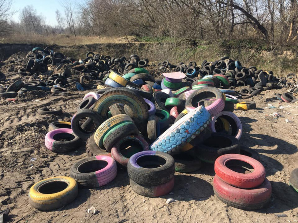 Тони гумових шин комунальники збираються поховати у лісі на околиці Києва (фото) Тони гумових шин комунальники збираються поховати у лісі